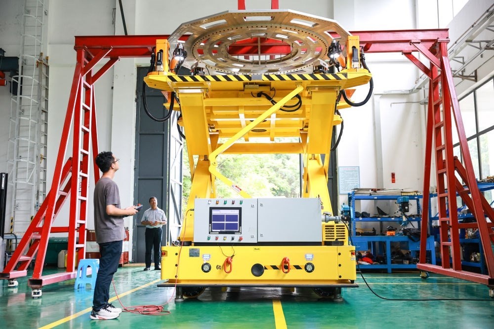 7月26日，工作人員在調(diào)試饋源接收機(jī)拆裝機(jī)器人。新華社記者 歐東衢 攝