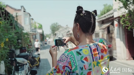 柳芭在胡同里采風(fēng)。人民網(wǎng) 張若涵攝