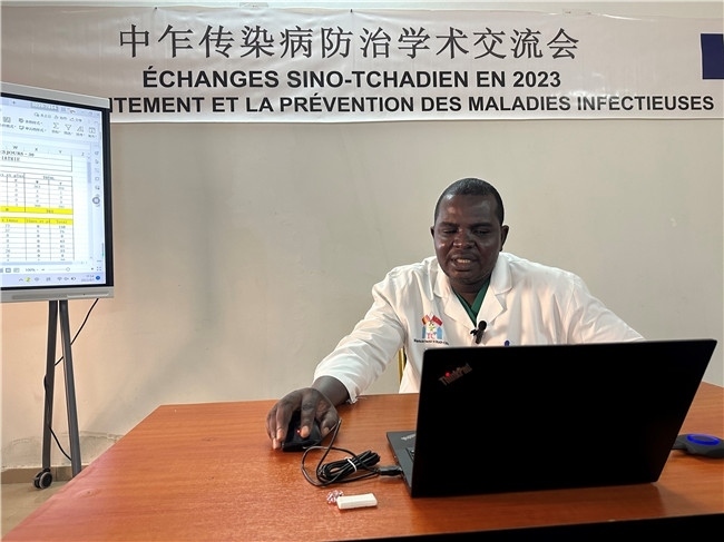 圖為中乍友誼醫(yī)院兒科護士長穆罕默德·阿米勒·阿里授課。中國援乍得醫(yī)療隊供圖