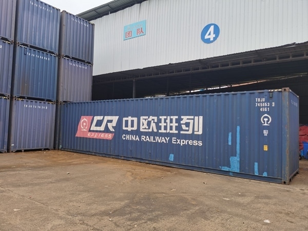 即將以“中老鐵路+中歐班列”模式過境運輸?shù)募b箱。朱益孝攝