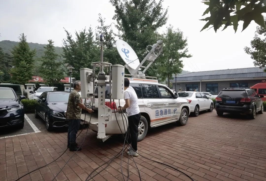 工作人員正在進行通信搶修。 受訪者供圖