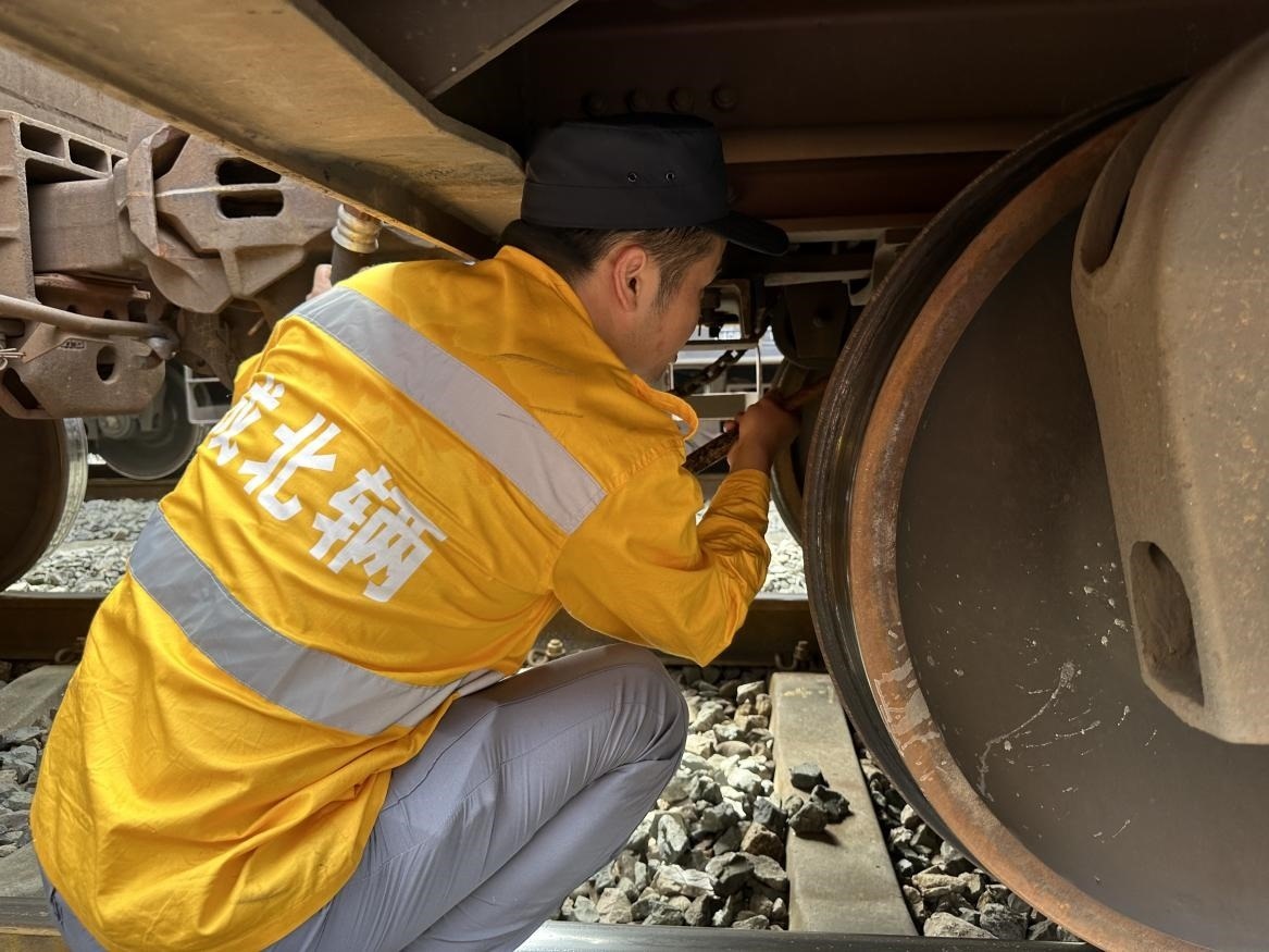 劉偉在進(jìn)行列車(chē)檢查工作。人民網(wǎng) 王紹紹攝