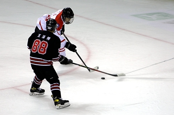 陜西隊(duì)球員馬思成與黑龍江隊(duì)球員王泓博爭(zhēng)搶。人民網(wǎng)記者 胡雪蓉?cái)z