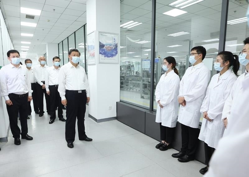 2023年7月6日，習(xí)近平總書記在江蘇南京市考察南瑞集團(tuán)有限公司，同年輕研發(fā)人員親切交流。