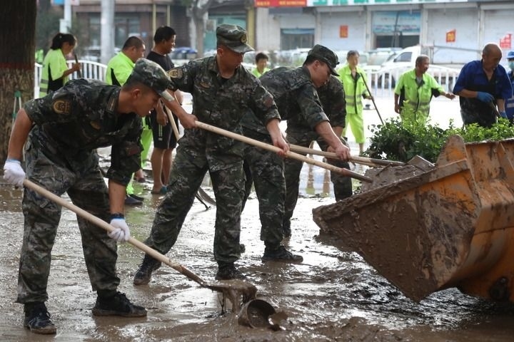 武警河北總隊(duì)保定支隊(duì)官兵在涿州市城西107國(guó)道沿線清理淤泥（8月5日攝）。新華社發(fā)（王紅強(qiáng) 攝）