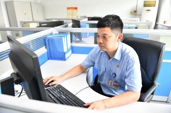 工作中的康凱。航空工業(yè)沈飛供圖