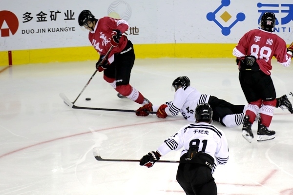 重慶隊(duì)球員與內(nèi)蒙古球員拼搶。人民網(wǎng)記者 胡雪蓉?cái)z