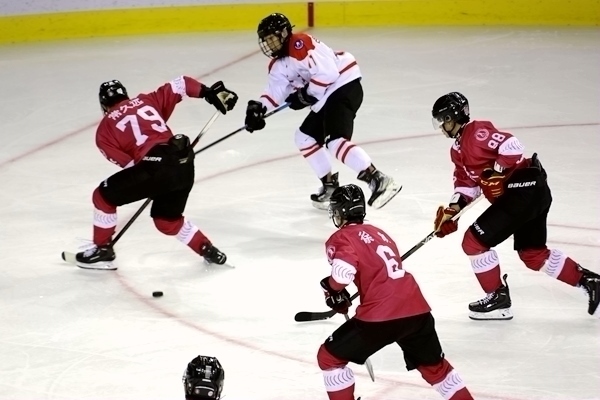 重慶隊(duì)球員常久遠(yuǎn)(左)與陜西隊(duì)球員呂知宜拼搶。人民網(wǎng)記者 胡雪蓉?cái)z