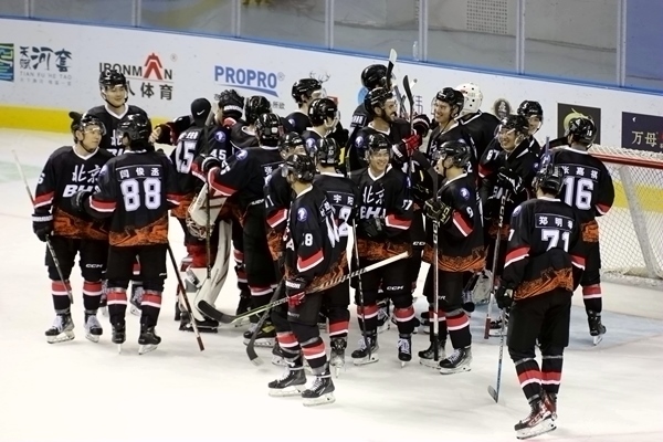 北京隊(duì)?wèi)c祝奪冠。人民網(wǎng)記者 胡雪蓉?cái)z