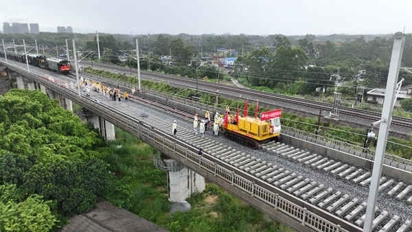 防東鐵路鋪軌現場航拍。
