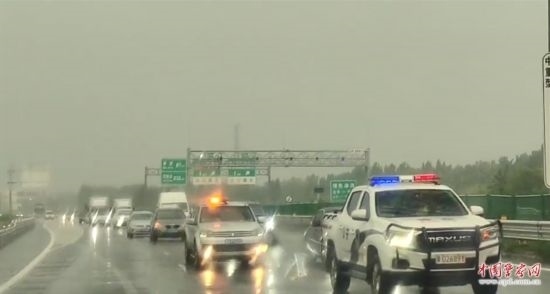 8月2日，京港澳高速，高速交警涿州大隊警車帶道引導(dǎo)救援物資車隊進(jìn)入涿州災(zāi)區(qū)。