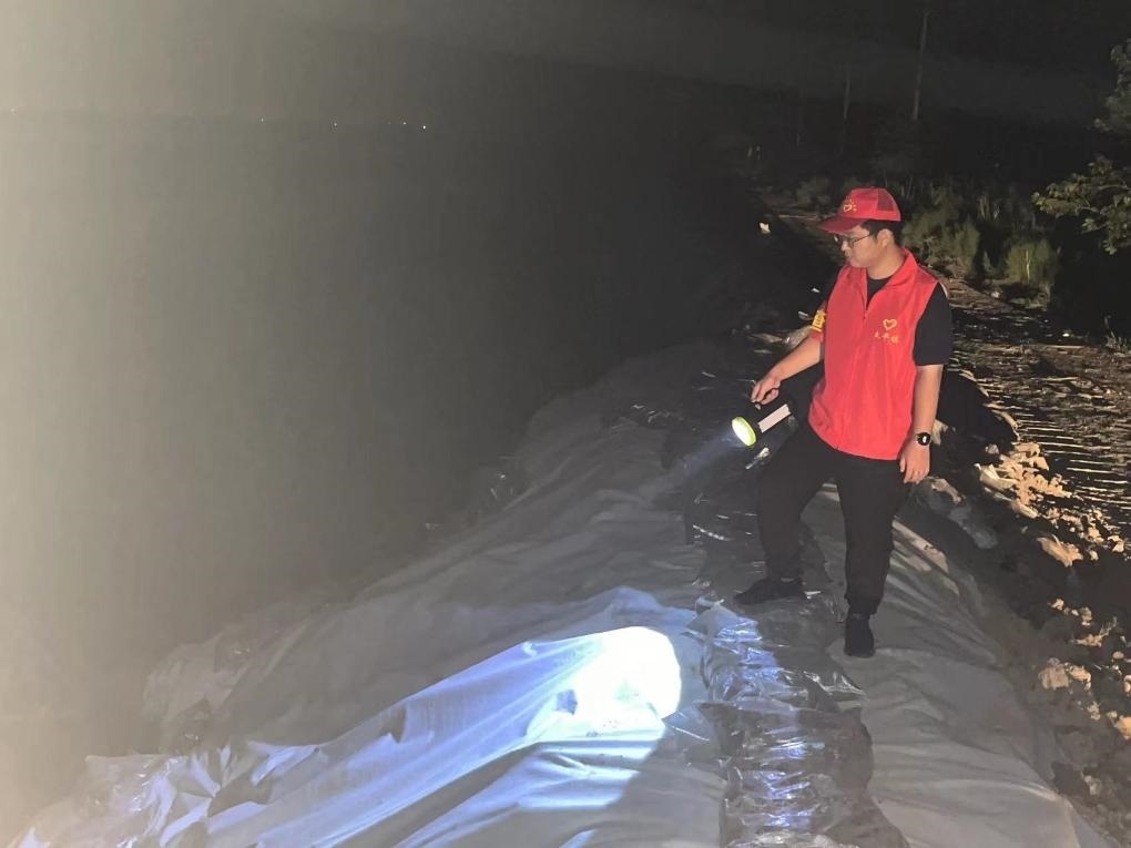 太平鎮(zhèn)干部晚上巡查南小埝。（采訪對象供圖）