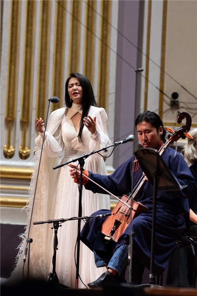 圖片說(shuō)明： 8月5日，2023愛(ài)丁堡國(guó)際藝術(shù)節(jié)開(kāi)幕式音樂(lè)會(huì)《慈悲頌》的演出現(xiàn)場(chǎng)。藝術(shù)節(jié)組委會(huì)供圖