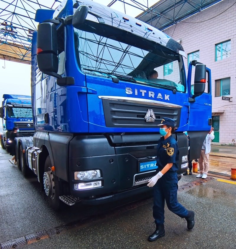 關(guān)員正在對出口車輛進行登臨檢查。人民網(wǎng)記者 栗翹楚攝