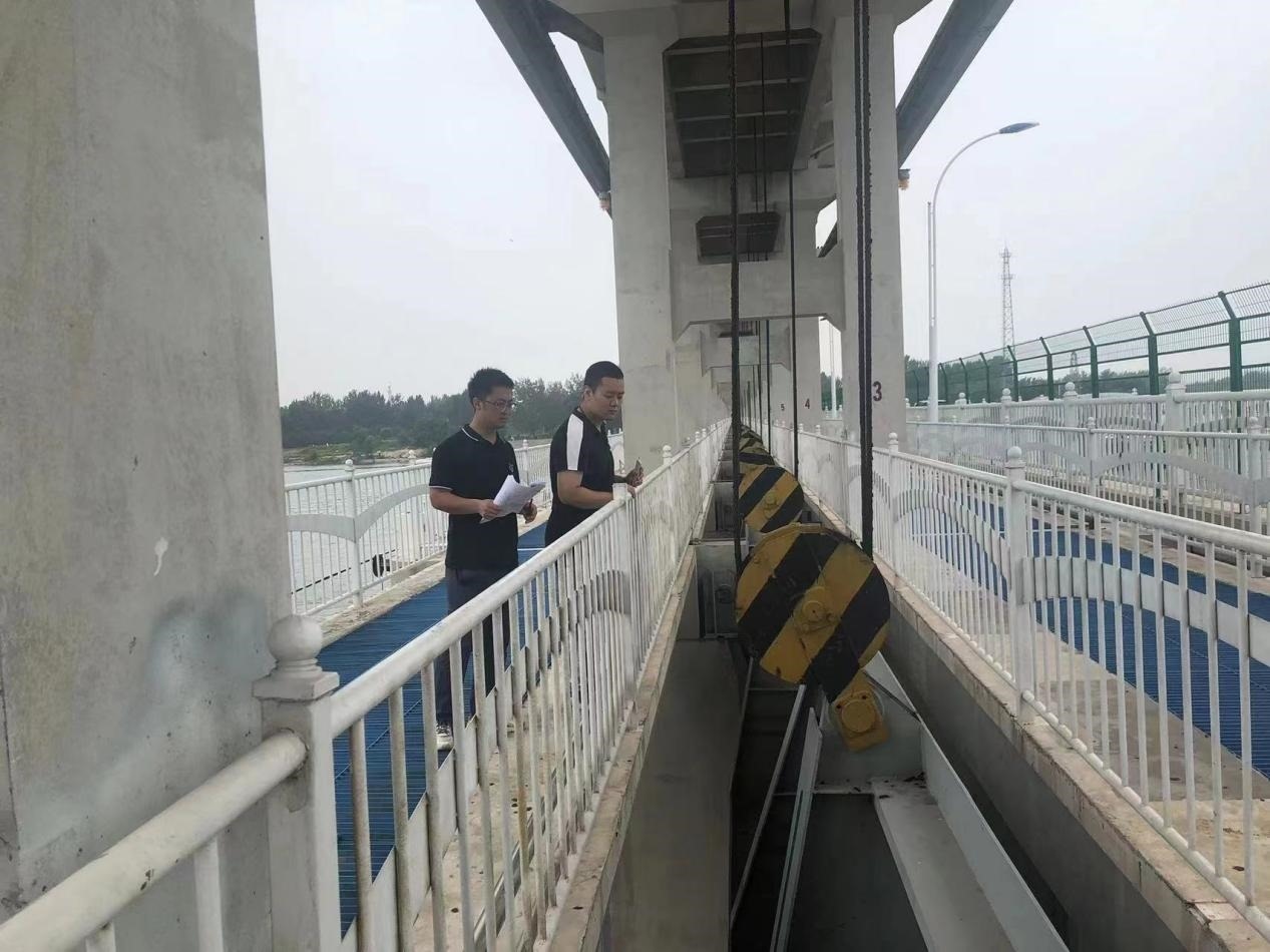 海委海河下游管理局獨(dú)流減河進(jìn)洪閘管理處工作人員檢查水閘閘門啟閉機(jī)。受訪者供圖
