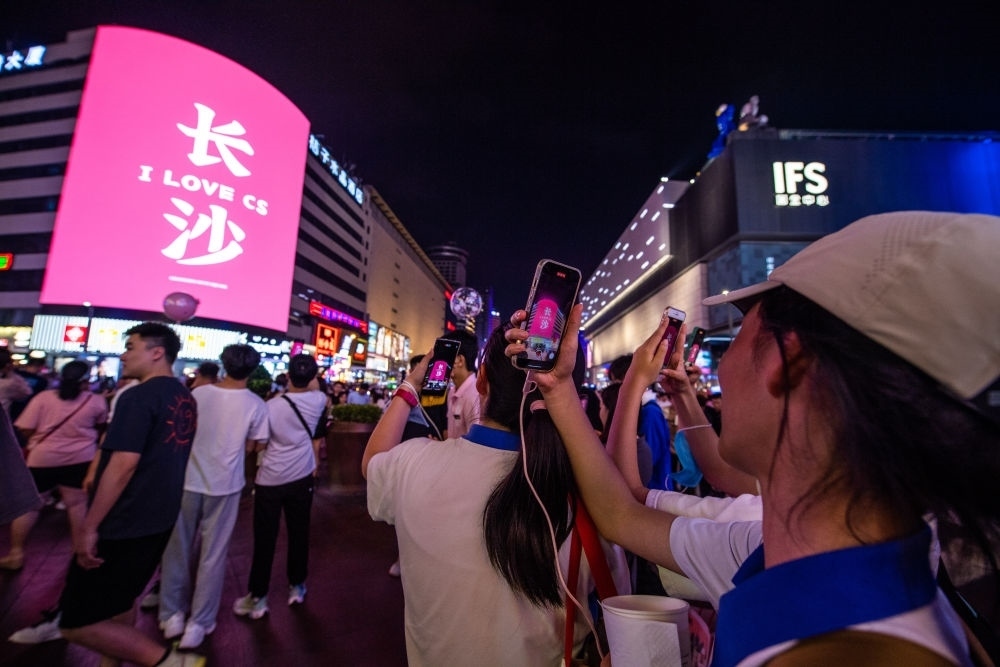  游客在長沙市天心區(qū)黃興路步行街打卡、拍照（6月7日攝）。新華社記者 陳思汗 攝