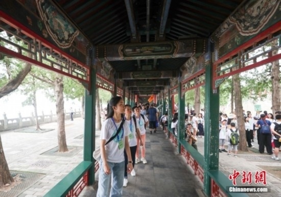 圖為學(xué)員們游覽長(zhǎng)廊。<a target='_blank' href='/'><p align=