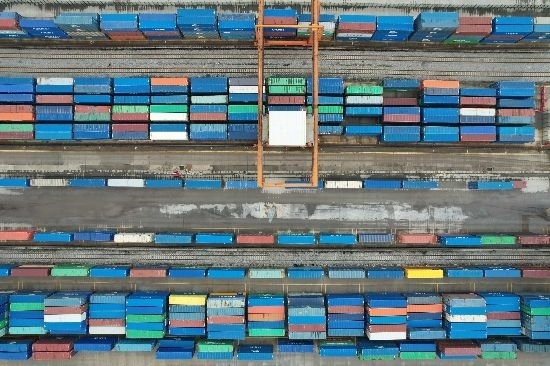 在廣州東部公鐵聯(lián)運樞紐（增城西站），工作人員在進行集裝箱轉(zhuǎn)運工作。廣州交通投資集團有限公司供圖