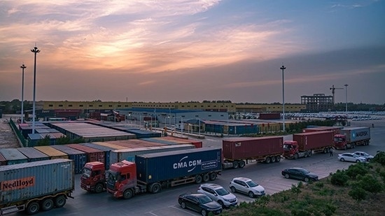 石家莊國際陸港內(nèi)整裝待發(fā)的集裝箱。 石家莊國際陸港供圖