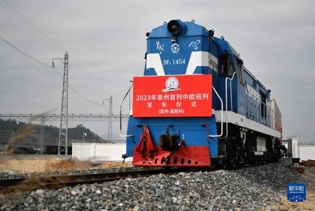 2月3日，中歐班列駛出興泉鐵路黃塘站。當(dāng)日，滿載著55個集裝箱的中歐班列，從位于福建泉州惠安縣的興泉鐵路黃塘站駛出。這是泉州今年開出的首趟中歐班列，也是興泉鐵路開通后的首趟泉州中歐班列。據(jù)了解，此次班列裝載產(chǎn)品主要來自泉州進(jìn)出口企業(yè)，貨重601.4噸，貨值約262.5萬美元。新華社記者 魏培全 攝