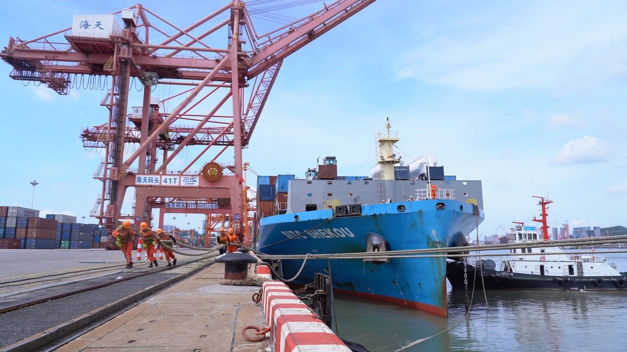 7月22日上午，“絲路海運(yùn)”電商快線“海豐蛇口”輪?？繌B門海天碼頭12號泊位裝卸集裝箱貨物。人民網(wǎng)記者 蘭志飛攝