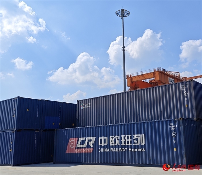 8月3日，中歐班列（中豫號）集裝箱在鄭州車站海關等候查驗。人民網 崔譯戈攝