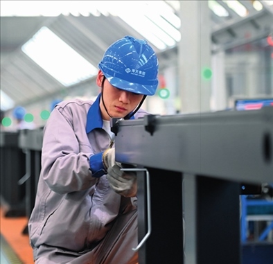 工人在海天國際控股有限公司海天大港生產(chǎn)基地作業(yè)（2023年2月1日攝）。黃宗治攝/本刊