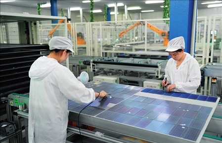 在浙江省臺州市黃巖區(qū)省級專精特新“小巨人”企業(yè)浙江公元新能源科技股份有限公司，工作人員生產(chǎn)太陽能電池組（2023年8月9日攝）。翁忻旸攝/本刊