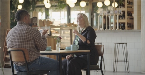 凱茜·瑪格與手語教學者交流。帕特里克·謝德-西蒙茲攝