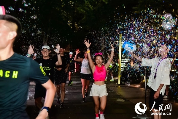 運(yùn)動(dòng)愛(ài)好者參加上海外灘楓徑NIKE熒光跑。圖片由BFC外灘金融中心提供