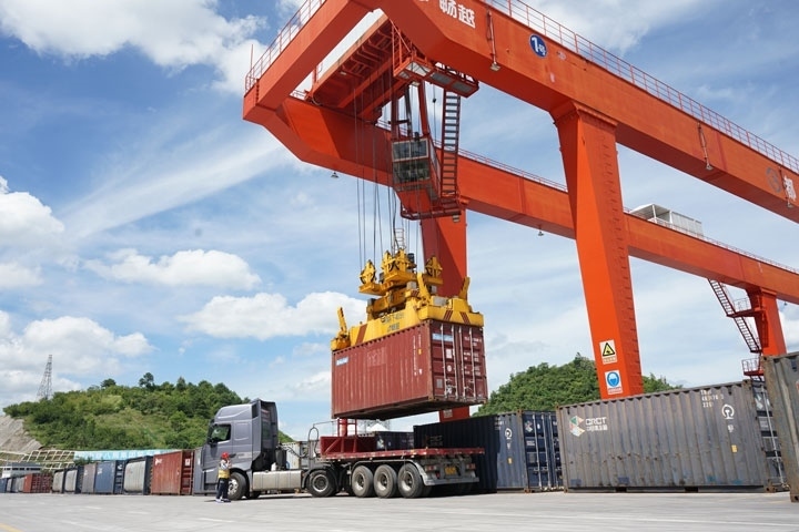 在貴陽(yáng)國(guó)際陸港，正在作業(yè)的龍門(mén)吊。貴陽(yáng)綜保區(qū)供圖