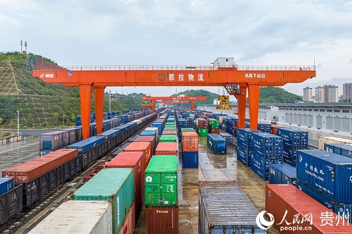 裝滿貨物的集裝箱整齊排列在貴陽(yáng)國(guó)際陸港。人民網(wǎng)記者 涂敏攝