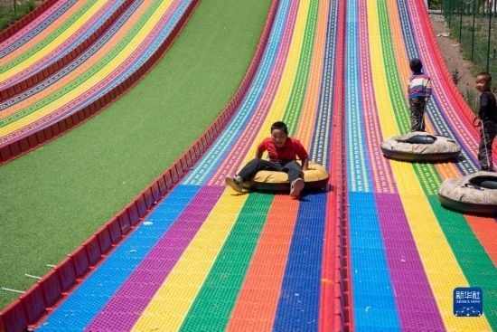 8月12日，小朋友在寧夏固原市涇源縣大灣鄉(xiāng)楊嶺村玩耍。新華社記者 李旭倫 攝