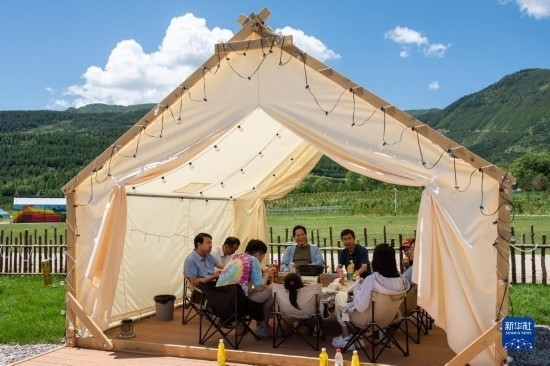 8月12日，游客在寧夏固原市涇源縣大灣鄉(xiāng)楊嶺村品嘗當(dāng)?shù)孛朗?。新華社記者 李旭倫 攝