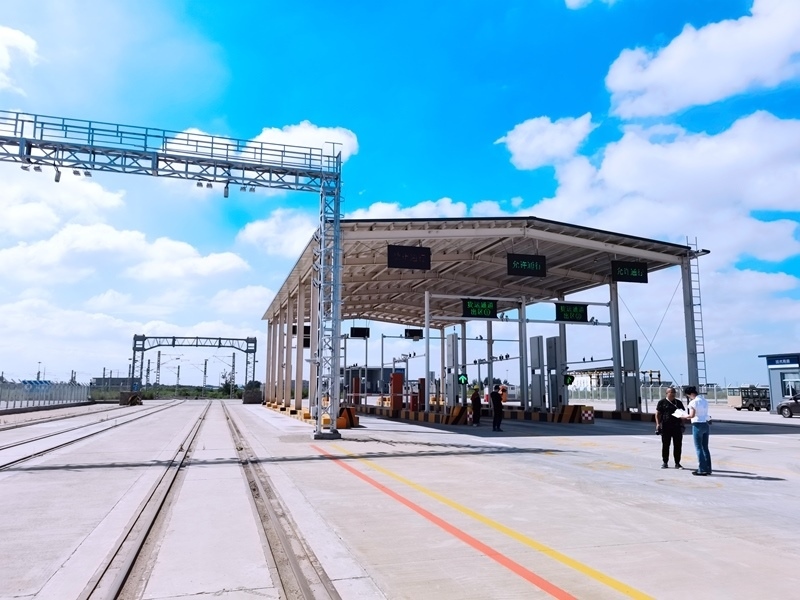 中歐班列（沈陽）集結(jié)中心貨運通道。人民網(wǎng)記者 栗翹楚攝