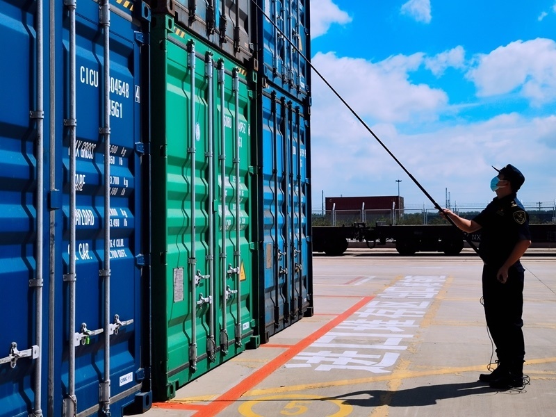 關(guān)員利用工業(yè)內(nèi)窺鏡檢查箱號、鎖號、封志情況。人民網(wǎng)記者 栗翹楚攝