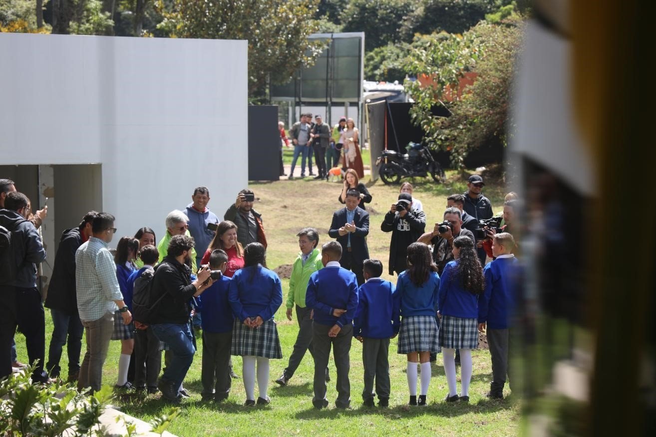 波哥大市長克勞迪婭·洛佩茲與參加活動的學(xué)生代表交流。中國港灣波哥大地鐵一號線項(xiàng)目供圖