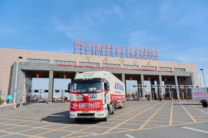 2023年2月20日，鄭州—莫斯科TIR運輸首發(fā)車輛駛出鄭州新鄭綜合保稅區(qū)。新鄭海關(guān)供圖