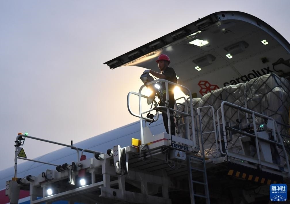 8月1日，工作人員在中國鄭州新鄭國際機場為一架盧森堡貨航貨機裝貨。新華社記者 李嘉南 攝
