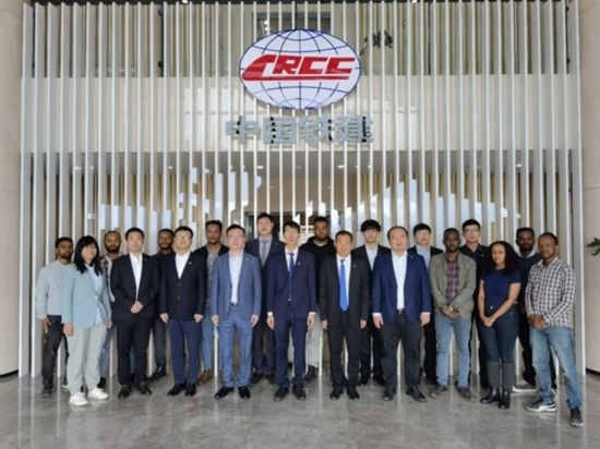 中國(guó)土木福州設(shè)計(jì)院埃塞分院團(tuán)隊(duì)合影。受訪對(duì)象供圖