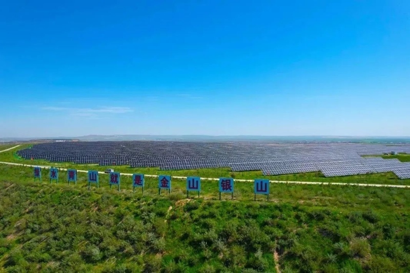 勝利能源露天礦排土場15.3萬千瓦光伏電站并網(wǎng)發(fā)電。受訪者供圖