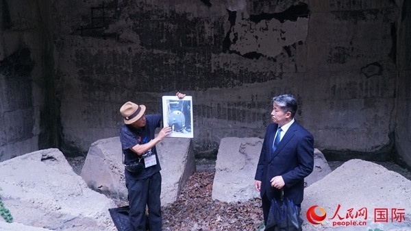 毒氣島歷史研究所事務(wù)局長山內(nèi)正之在毒氣儲(chǔ)存遺址為大家介紹日軍發(fā)動(dòng)毒氣戰(zhàn)的罪證。人民網(wǎng) 蔣曉辰攝