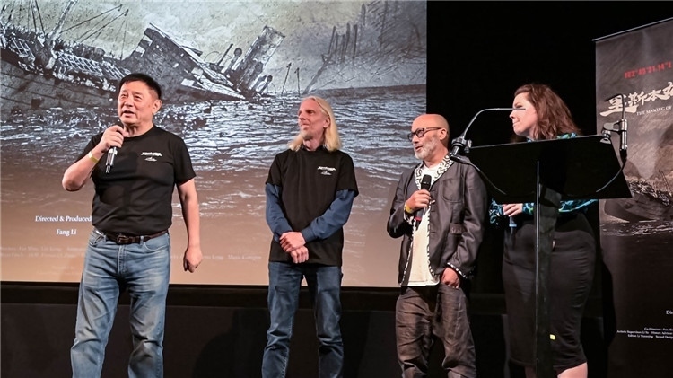 導(dǎo)演方勵(lì)以及團(tuán)隊(duì)成員分享體會(huì)。郭錦標(biāo)攝