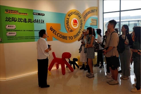 記者團(tuán)在輝山英才社區(qū)采訪。北京外國(guó)語(yǔ)大學(xué) 許青攝