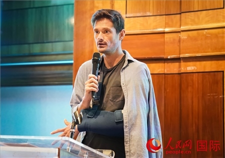 萊昂·麥卡倫分享張家界故事。人民網(wǎng) 郭錦標攝