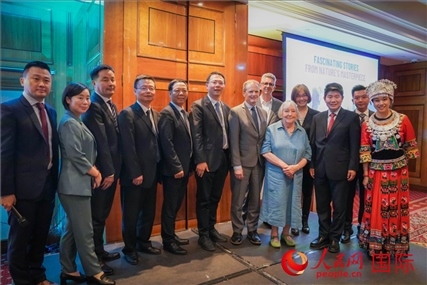 張家界文化旅游推介會部分嘉賓合影。人民網(wǎng) 郭錦標攝