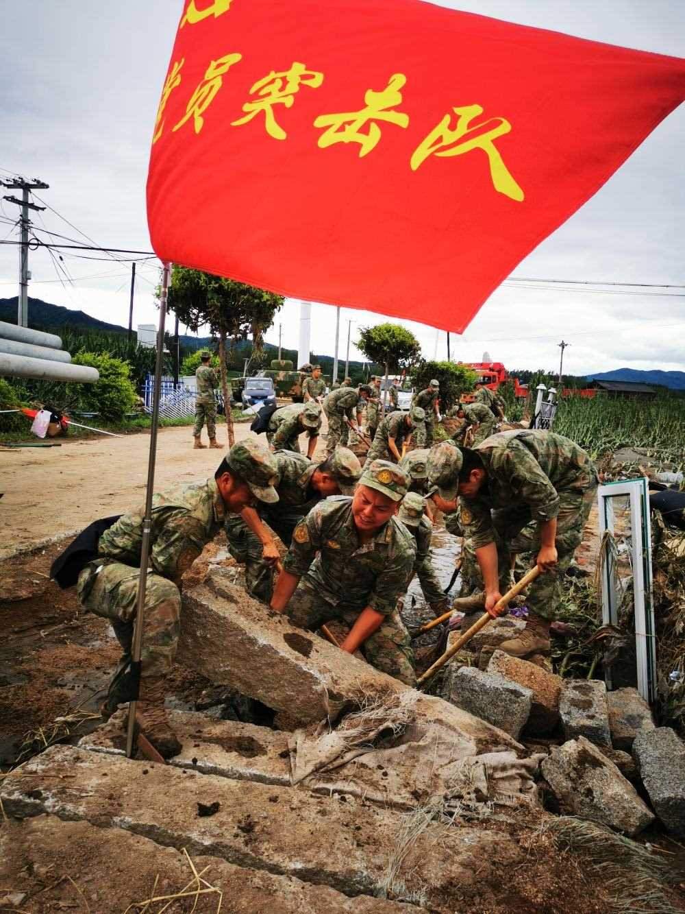8月7日，陸軍第78集團(tuán)軍某旅組織黨員突擊隊(duì)在吉林舒蘭市七里鄉(xiāng)清理路障。新華社發(fā)（劉洋 攝）