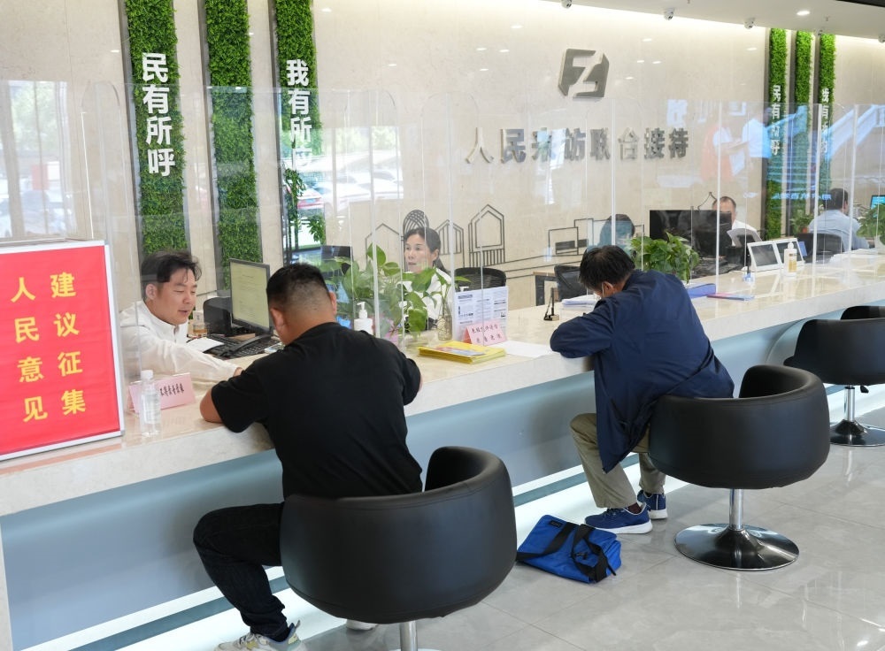 在杭州市余杭區(qū)社會治理中心，工作人員在接待前來上訪的群眾（5月25日攝）。新華社記者 翁忻旸 攝