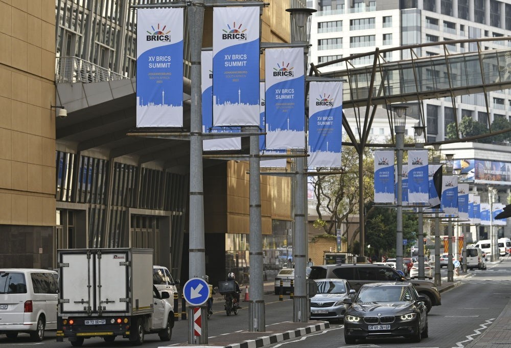 這是8月17日在南非約翰內(nèi)斯堡拍攝的金磚峰會(huì)條幅。金磚國(guó)家領(lǐng)導(dǎo)人第十五次會(huì)晤將于南非約翰內(nèi)斯堡舉行。新華社記者 陳誠(chéng) 攝