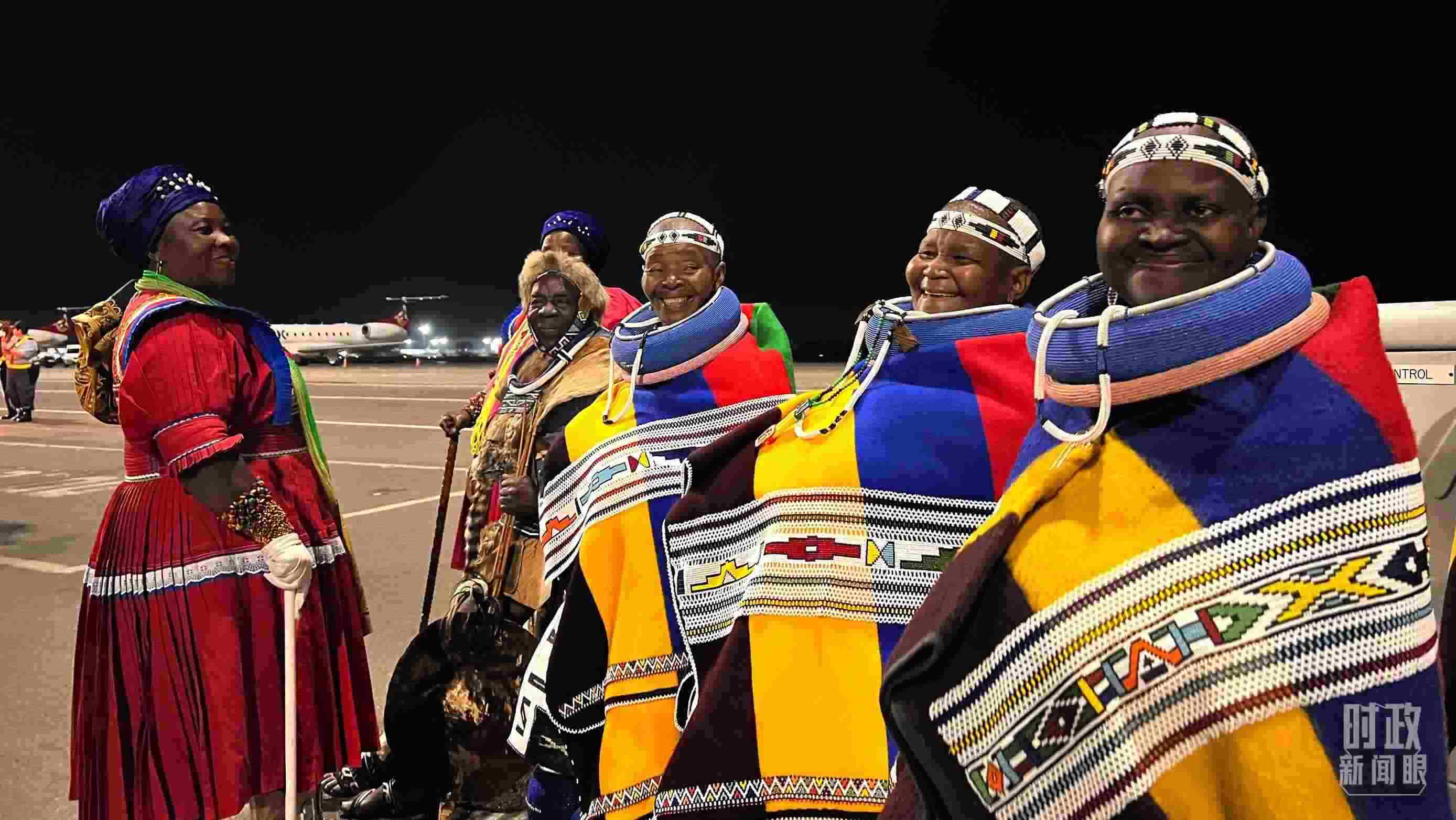 △身穿民族服裝的當?shù)孛癖?。（總臺央視記者程鋮拍攝）